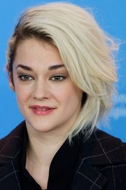 Victoire du Bois as Emma in Marianne