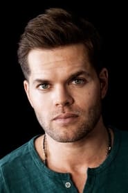 Wes Chatham as Amos Burton in The Expanse